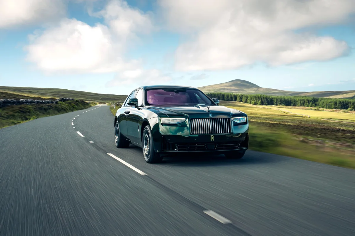 Mewah dan Langka! Rolls-Royce Ghost Tourist Trophy Resmi meluncur