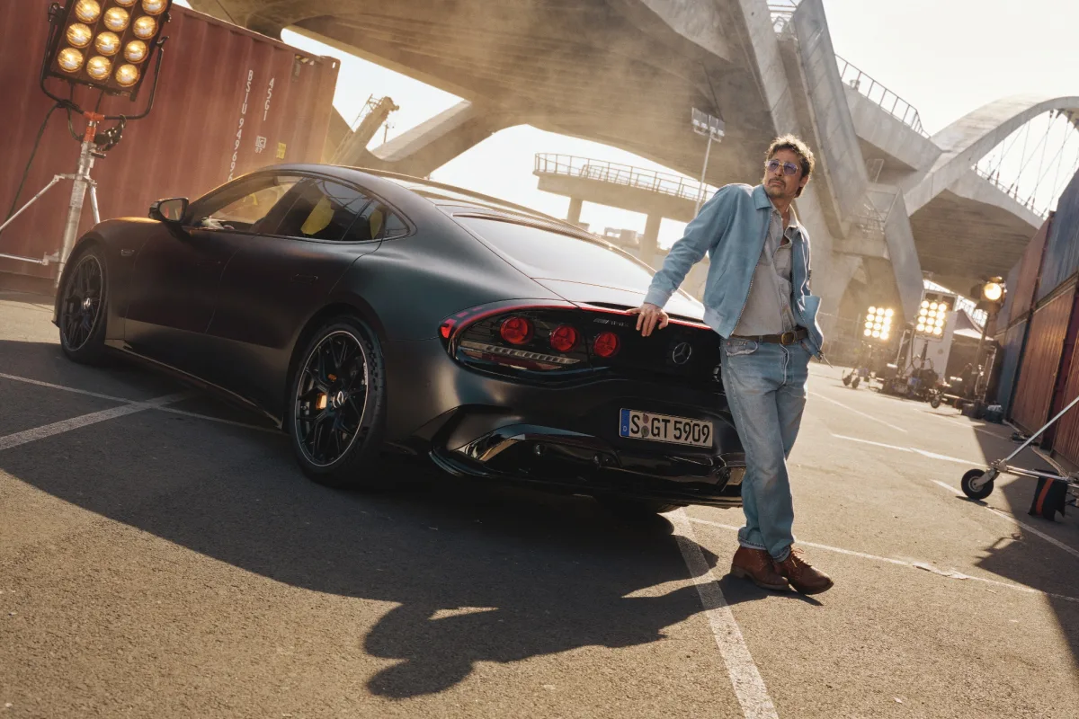 Brad Pitt Bintangi Kampanye Mercedes-AMG GT 4-Door Coupé Listrik