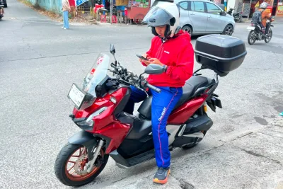 Main HP Saat Naik Motor? Ini Bahaya dan Aturannya!