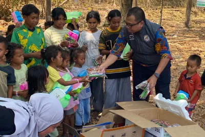 Hino Kirim Tenda Ramah Anak dan Air Bersih untuk Korban Gempa NTT