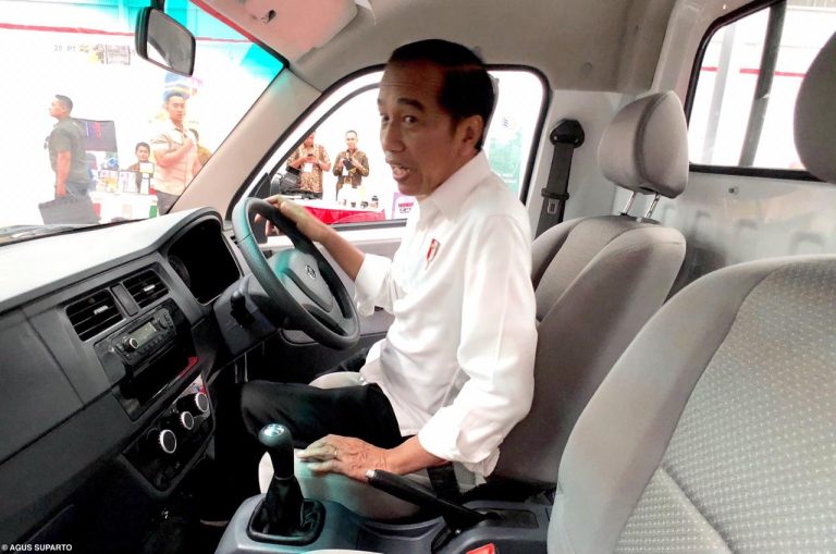 Jokowi Kunjungi Pabrik Esemka