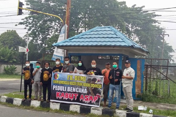 Kabut Asap di Riau, Bikers Urang Minang Bagi-Bagi Masker