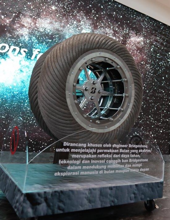 Bridgestone Pamerkan Prototype Lunar Rover Tire di GIIAS 2022