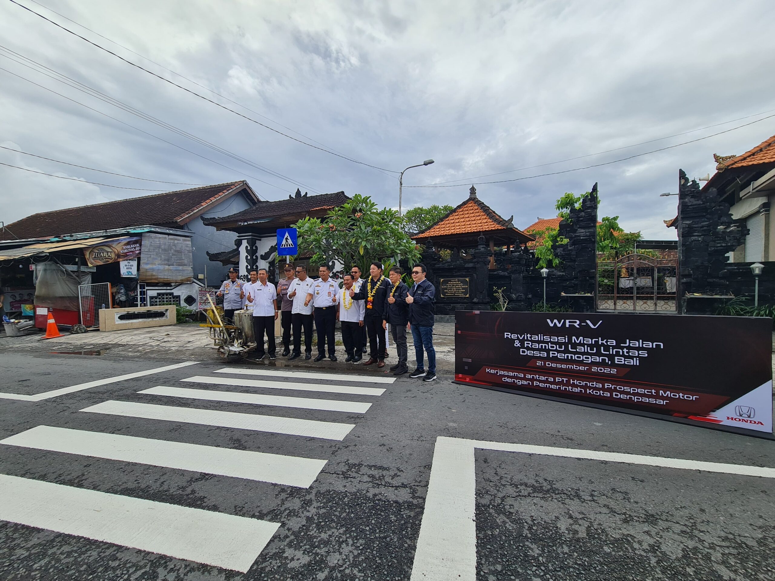 Honda Lakukan Revitalisasi Marka Jalan di Desa Pemogan Bali