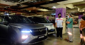 Pengunjung pameran Wuling di Summarecon Mall Bekasi juga berkesempatan mencoba compact SUV Alvez dan kendaraan listrik Air ev selama periode acara berlangsung (1)